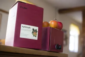 5-Liter-Bag-in-Box mit Apfelsaft und frischen Äpfeln