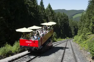 Cabriowagen der Oberweißbacher Berg- und Schwarzatalbahn fährt hinunter zur Talstation
