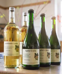 Flaschen mit Apfelwein und Apfel-Cidre aus eigener Herstellung
