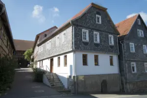 Schiefergedecktes Gästehaus des KulturNaturHof