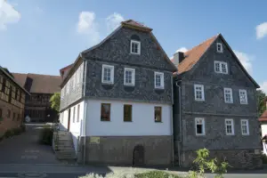Schiefergedecktes Gästehaus des KulturNaturHof